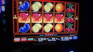 Gembok digital melambangkan keamanan data pengguna online
